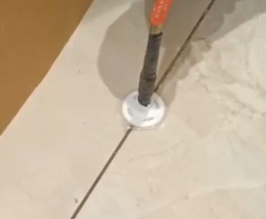 广宗瓷砖空鼓维修公司专业解答瓷砖在铺贴过程中，如果没有涂抹均匀到位的粘结材料（如水泥砂浆或瓷砖胶），可能会导致以下问题