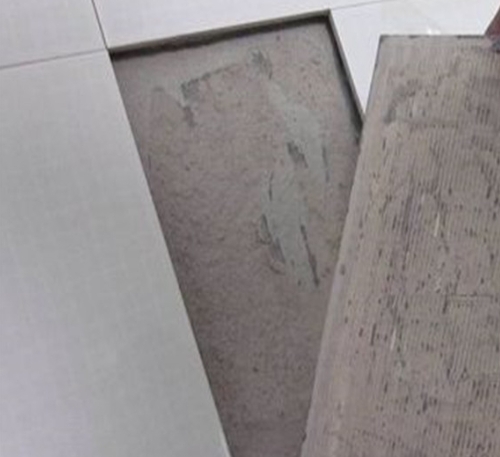 广宗瓷砖空鼓维修公司分享瓷砖铺贴时如果打浆（即涂抹在瓷砖背面和基层上的砂浆或瓷砖胶）过少，会带来以下问题
